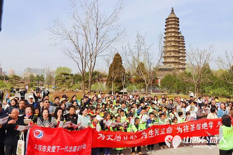 太原市传统文化研究会太原市关爱下一代志愿者协会联合省城十多家社会团体开展祭奠英烈活动 - 第6张 - 山西公益人 太原市传统文化研究会太原市关爱下一代志愿者协会联合省城十多家社会团体开展祭奠英烈活动 - 第6张