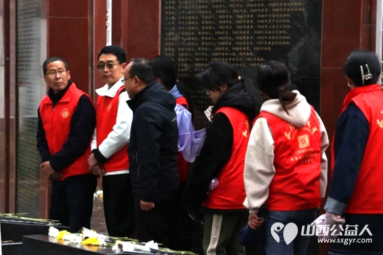 屯留正能量公益协会组织爱心志愿者来到屯留烈士陵园进行清明缅怀先烈扫墓公益活动 - 第8张 - 山西公益人 屯留正能量公益协会组织爱心志愿者来到屯留烈士陵园进行清明缅怀先烈扫墓公益活动 - 第8张