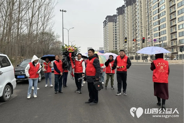屯留正能量公益协会组织爱心志愿者来到屯留烈士陵园进行清明缅怀先烈扫墓公益活动 - 第2张 - 山西公益人 屯留正能量公益协会组织爱心志愿者来到屯留烈士陵园进行清明缅怀先烈扫墓公益活动 - 第2张