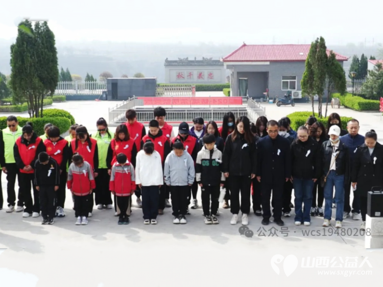 中共介休市公益事业促进会联合文明北街社区党支部于2024年清明节到介休烈士陵园扫墓 - 第4张 - 山西公益人 中共介休市公益事业促进会联合文明北街社区党支部于2024年清明节到介休烈士陵园扫墓 - 第4张