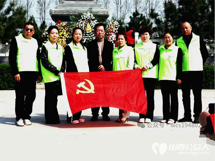 中共介休市公益事业促进会联合文明北街社区党支部于2024年清明节到介休烈士陵园扫墓 - 第3张 - 山西公益人 中共介休市公益事业促进会联合文明北街社区党支部于2024年清明节到介休烈士陵园扫墓 - 第3张