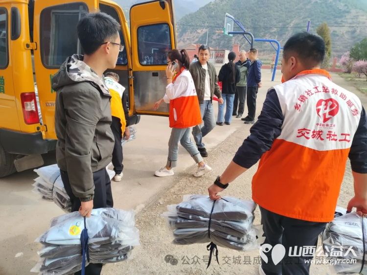 春暖阳光爱心捐赠 交城县成溪社会工作服务中心携手山西德通走进会立学校为学校132名困境学子发放了新校服 - 第5张 - 山西公益人 春暖阳光爱心捐赠 交城县成溪社会工作服务中心携手山西德通走进会立学校为学校132名困境学子发放了新校服 - 第5张
