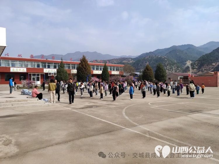春暖阳光爱心捐赠 交城县成溪社会工作服务中心携手山西德通走进会立学校为学校132名困境学子发放了新校服 - 第3张 - 山西公益人 春暖阳光爱心捐赠 交城县成溪社会工作服务中心携手山西德通走进会立学校为学校132名困境学子发放了新校服 - 第3张