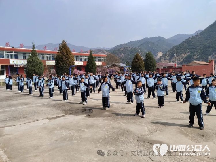 春暖阳光爱心捐赠 交城县成溪社会工作服务中心携手山西德通走进会立学校为学校132名困境学子发放了新校服 - 第2张 - 山西公益人 春暖阳光爱心捐赠 交城县成溪社会工作服务中心携手山西德通走进会立学校为学校132名困境学子发放了新校服 - 第2张