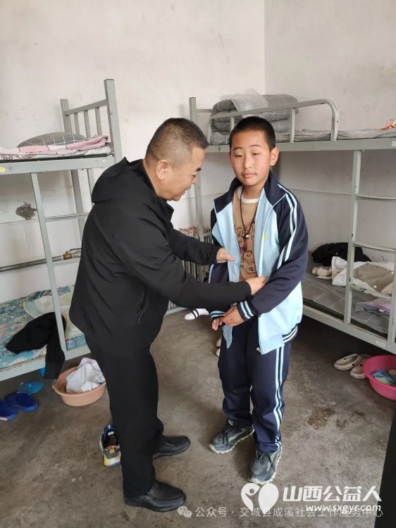 春暖阳光爱心捐赠 交城县成溪社会工作服务中心携手山西德通走进会立学校为学校132名困境学子发放了新校服 - 第8张 - 山西公益人 春暖阳光爱心捐赠 交城县成溪社会工作服务中心携手山西德通走进会立学校为学校132名困境学子发放了新校服 - 第8张