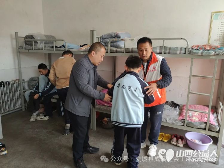 春暖阳光爱心捐赠 交城县成溪社会工作服务中心携手山西德通走进会立学校为学校132名困境学子发放了新校服 - 第6张 - 山西公益人 春暖阳光爱心捐赠 交城县成溪社会工作服务中心携手山西德通走进会立学校为学校132名困境学子发放了新校服 - 第6张