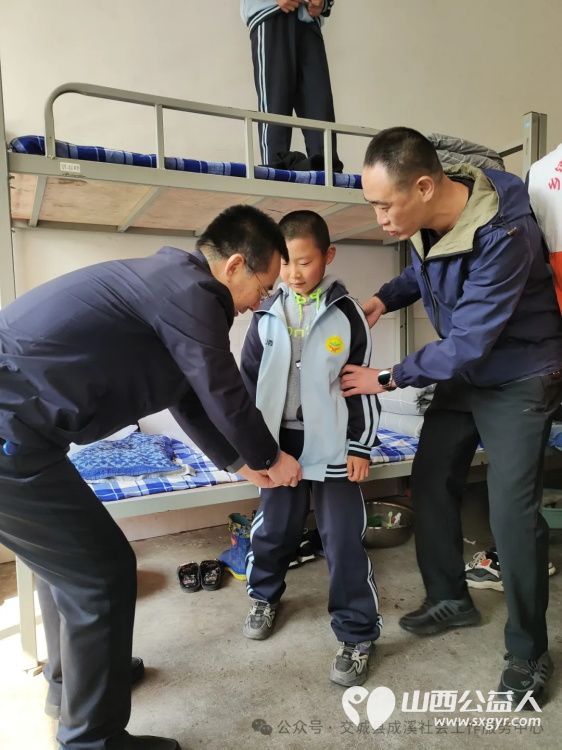 春暖阳光爱心捐赠 交城县成溪社会工作服务中心携手山西德通走进会立学校为学校132名困境学子发放了新校服 - 第9张 - 山西公益人 春暖阳光爱心捐赠 交城县成溪社会工作服务中心携手山西德通走进会立学校为学校132名困境学子发放了新校服 - 第9张