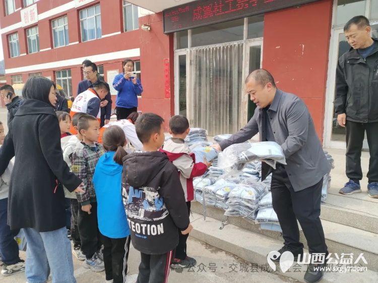 春暖阳光爱心捐赠 交城县成溪社会工作服务中心携手山西德通走进会立学校为学校132名困境学子发放了新校服 - 第7张 - 山西公益人 春暖阳光爱心捐赠 交城县成溪社会工作服务中心携手山西德通走进会立学校为学校132名困境学子发放了新校服 - 第7张
