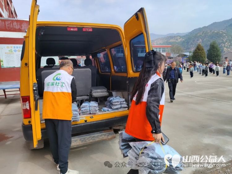 春暖阳光爱心捐赠 交城县成溪社会工作服务中心携手山西德通走进会立学校为学校132名困境学子发放了新校服 - 第4张 - 山西公益人 春暖阳光爱心捐赠 交城县成溪社会工作服务中心携手山西德通走进会立学校为学校132名困境学子发放了新校服 - 第4张