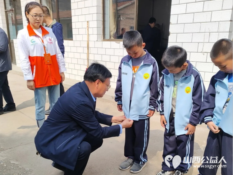春暖阳光爱心捐赠 交城县成溪社会工作服务中心携手山西德通走进会立学校为学校132名困境学子发放了新校服 - 第10张 - 山西公益人 春暖阳光爱心捐赠 交城县成溪社会工作服务中心携手山西德通走进会立学校为学校132名困境学子发放了新校服 - 第10张