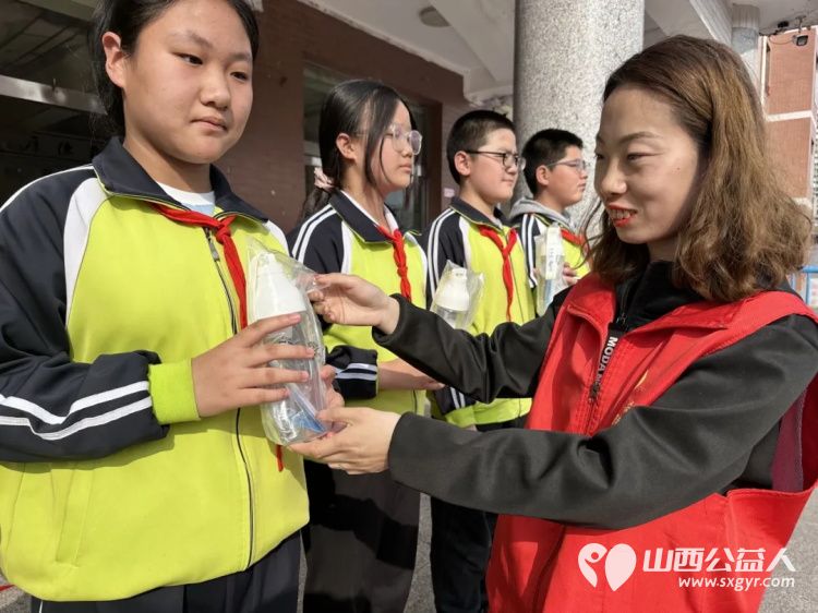 吕梁市离石区青年志愿者协会在水西小学发放720个水杯，带给孩子们五彩斑斓的爱 - 第12张