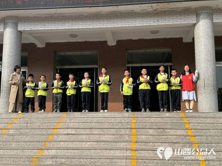 吕梁市离石区青年志愿者协会在水西小学发放720个水杯，带给孩子们五彩斑斓的爱 - 第7张