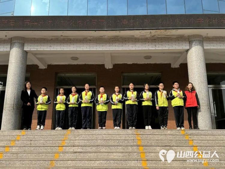 吕梁市离石区青年志愿者协会在水西小学发放720个水杯，带给孩子们五彩斑斓的爱 - 第6张