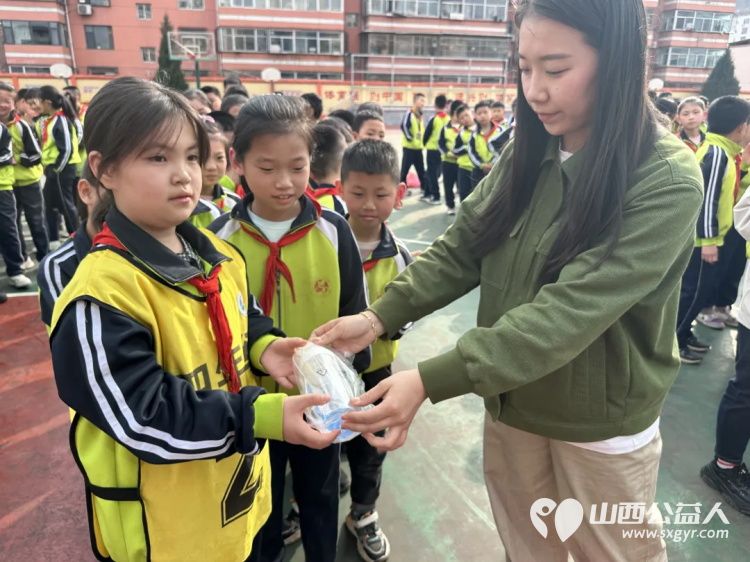吕梁市离石区青年志愿者协会在水西小学发放720个水杯，带给孩子们五彩斑斓的爱 - 第11张