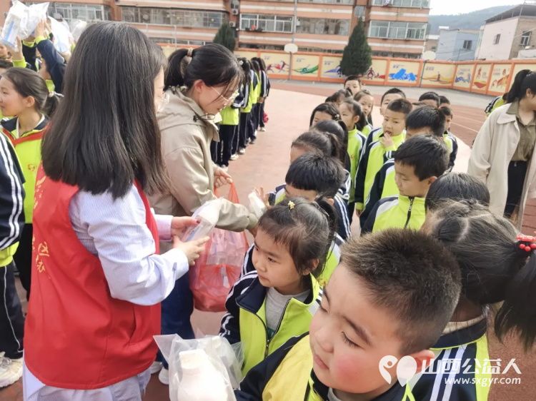 吕梁市离石区青年志愿者协会在水西小学发放720个水杯，带给孩子们五彩斑斓的爱 - 第10张