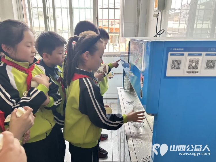 吕梁市离石区青年志愿者协会在水西小学发放720个水杯，带给孩子们五彩斑斓的爱 - 第14张
