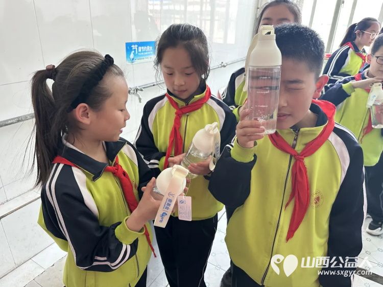 吕梁市离石区青年志愿者协会在水西小学发放720个水杯，带给孩子们五彩斑斓的爱 - 第17张
