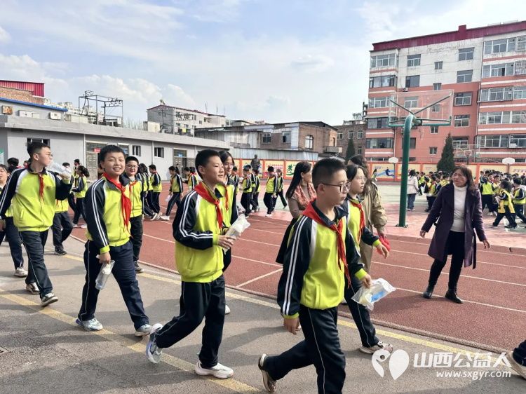 吕梁市离石区青年志愿者协会在水西小学发放720个水杯，带给孩子们五彩斑斓的爱 - 第18张
