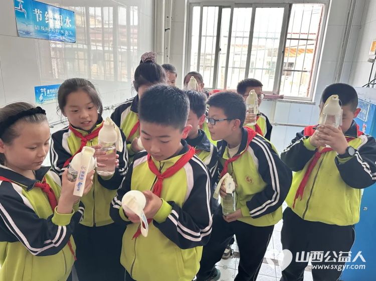吕梁市离石区青年志愿者协会在水西小学发放720个水杯，带给孩子们五彩斑斓的爱 - 第15张