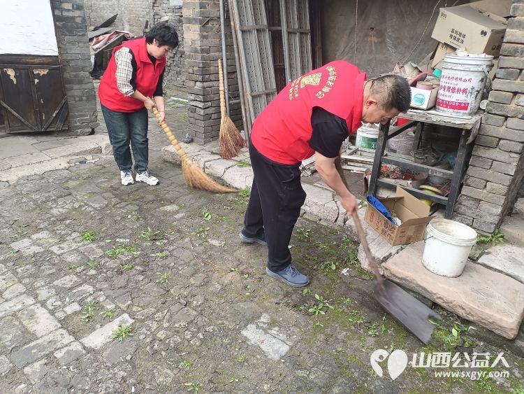 介休市敬老协会在洪山镇北两水村入户85岁特困老人李光成家中料理家务清理卫生包香味可口的饺子 - 第4张 - 山西公益人 介休市敬老协会在洪山镇北两水村入户85岁特困老人李光成家中料理家务清理卫生包香味可口的饺子 - 第4张