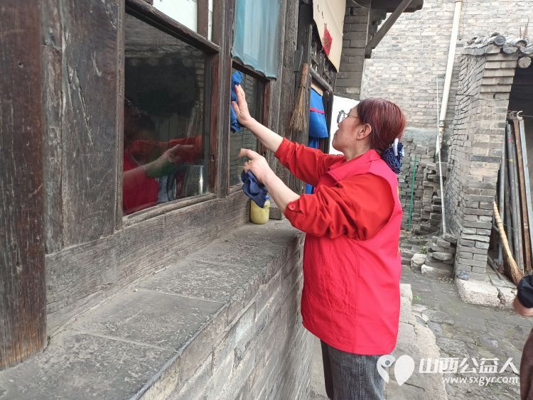 介休市敬老协会在洪山镇北两水村入户85岁特困老人李光成家中料理家务清理卫生包香味可口的饺子 - 第5张 - 山西公益人 介休市敬老协会在洪山镇北两水村入户85岁特困老人李光成家中料理家务清理卫生包香味可口的饺子 - 第5张