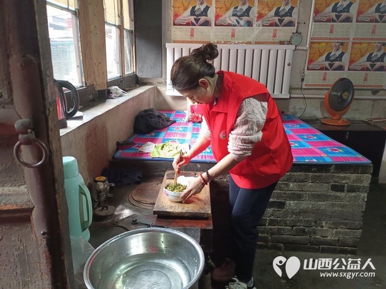 介休市敬老协会在洪山镇北两水村入户85岁特困老人李光成家中料理家务清理卫生包香味可口的饺子 - 第11张 - 山西公益人 介休市敬老协会在洪山镇北两水村入户85岁特困老人李光成家中料理家务清理卫生包香味可口的饺子 - 第11张