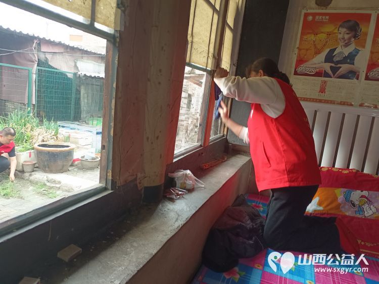 介休市敬老协会在洪山镇北两水村入户85岁特困老人李光成家中料理家务清理卫生包香味可口的饺子 - 第3张 - 山西公益人 介休市敬老协会在洪山镇北两水村入户85岁特困老人李光成家中料理家务清理卫生包香味可口的饺子 - 第3张