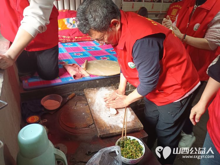 介休市敬老协会在洪山镇北两水村入户85岁特困老人李光成家中料理家务清理卫生包香味可口的饺子 - 第9张 - 山西公益人 介休市敬老协会在洪山镇北两水村入户85岁特困老人李光成家中料理家务清理卫生包香味可口的饺子 - 第9张