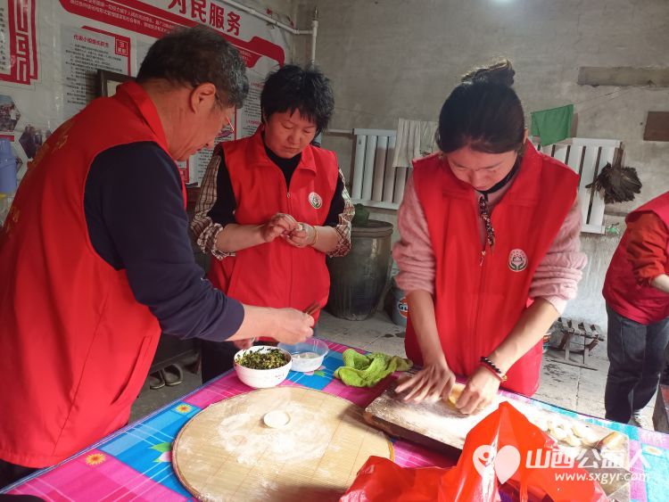介休市敬老协会在洪山镇北两水村入户85岁特困老人李光成家中料理家务清理卫生包香味可口的饺子 - 第8张 - 山西公益人 介休市敬老协会在洪山镇北两水村入户85岁特困老人李光成家中料理家务清理卫生包香味可口的饺子 - 第8张