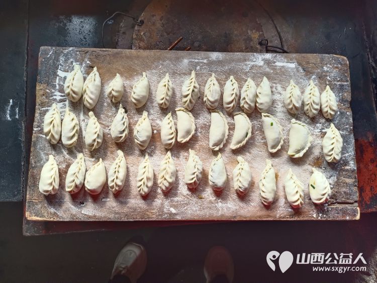 介休市敬老协会在洪山镇北两水村入户85岁特困老人李光成家中料理家务清理卫生包香味可口的饺子 - 第10张 - 山西公益人 介休市敬老协会在洪山镇北两水村入户85岁特困老人李光成家中料理家务清理卫生包香味可口的饺子 - 第10张