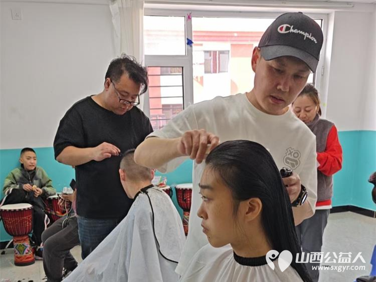 爱心人士刘杰组织义务理发团队来灵星孤独症中心为心青年义务理发 - 第5张 - 山西公益人 爱心人士刘杰组织义务理发团队来灵星孤独症中心为心青年义务理发 - 第5张