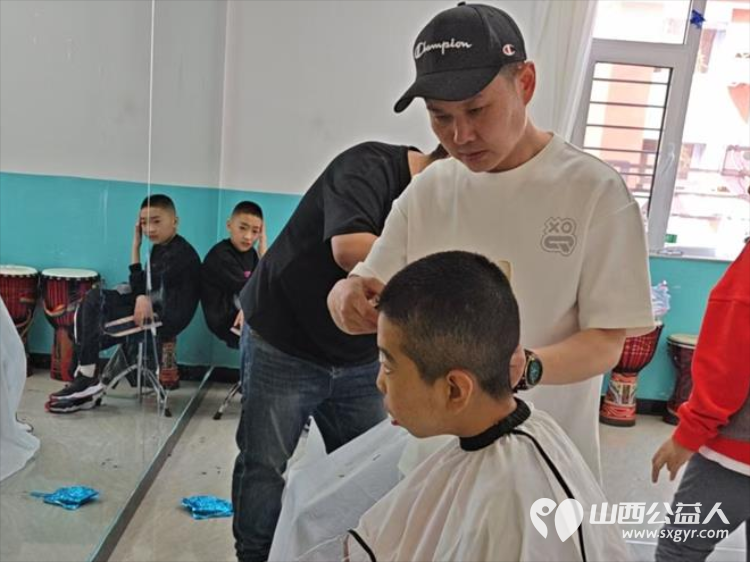 爱心人士刘杰组织义务理发团队来灵星孤独症中心为心青年义务理发 - 第6张 - 山西公益人 爱心人士刘杰组织义务理发团队来灵星孤独症中心为心青年义务理发 - 第6张