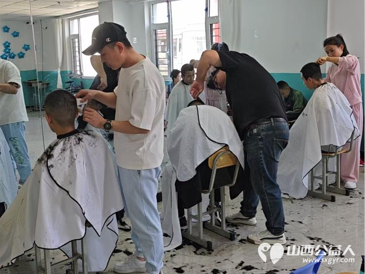 爱心人士刘杰组织义务理发团队来灵星孤独症中心为心青年义务理发 - 第2张 - 山西公益人 爱心人士刘杰组织义务理发团队来灵星孤独症中心为心青年义务理发 - 第2张
