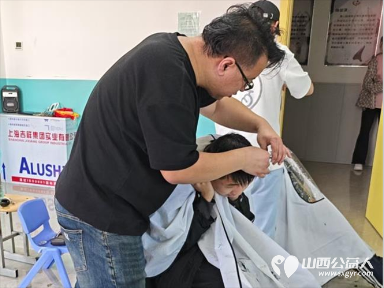 爱心人士刘杰组织义务理发团队来灵星孤独症中心为心青年义务理发 - 第3张 - 山西公益人 爱心人士刘杰组织义务理发团队来灵星孤独症中心为心青年义务理发 - 第3张
