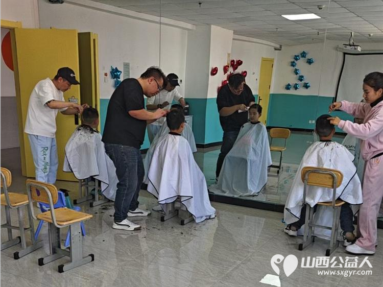 爱心人士刘杰组织义务理发团队来灵星孤独症中心为心青年义务理发 - 第1张 - 山西公益人 爱心人士刘杰组织义务理发团队来灵星孤独症中心为心青年义务理发 - 第1张