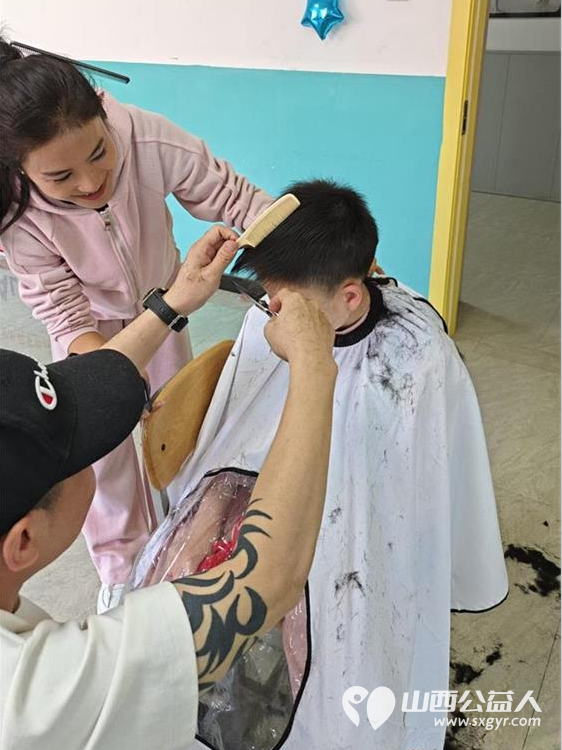 爱心人士刘杰组织义务理发团队来灵星孤独症中心为心青年义务理发 - 第8张 - 山西公益人 爱心人士刘杰组织义务理发团队来灵星孤独症中心为心青年义务理发 - 第8张
