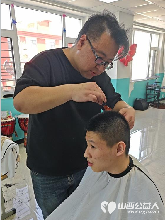爱心人士刘杰组织义务理发团队来灵星孤独症中心为心青年义务理发 - 第7张 - 山西公益人 爱心人士刘杰组织义务理发团队来灵星孤独症中心为心青年义务理发 - 第7张