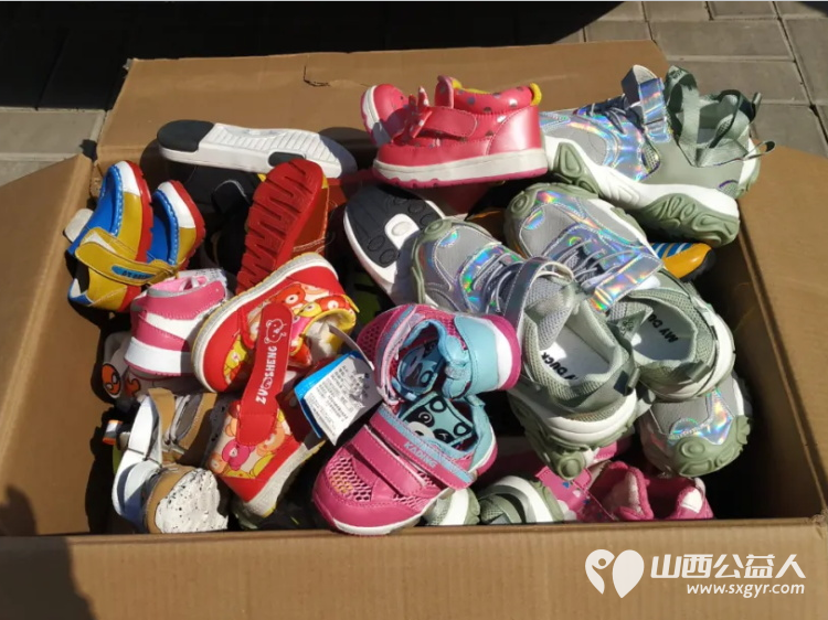 情系困境儿童爱心温暖捐助 太原市志愿者小分队募集到的各种鞋子打包发给贫困学生 - 第5张