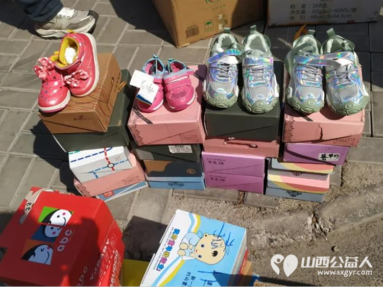 情系困境儿童爱心温暖捐助 太原市志愿者小分队募集到的各种鞋子打包发给贫困学生 - 第4张