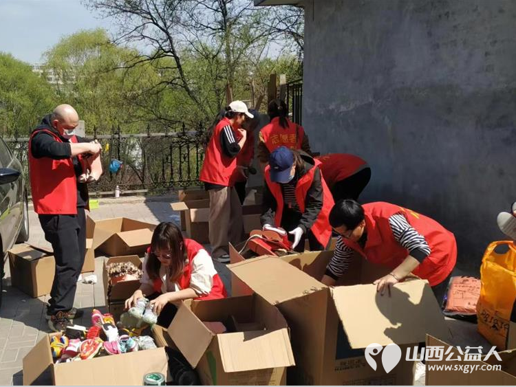情系困境儿童爱心温暖捐助 太原市志愿者小分队募集到的各种鞋子打包发给贫困学生 - 第12张