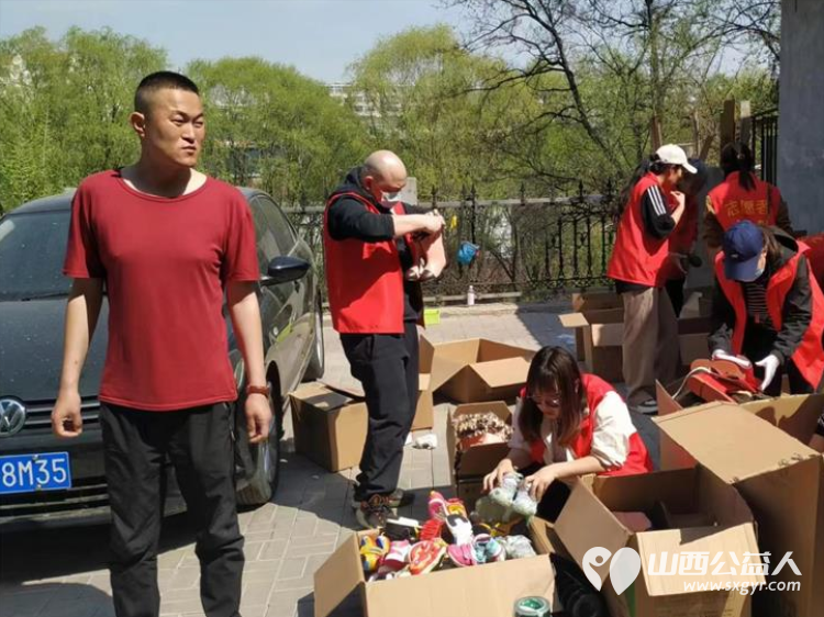 情系困境儿童爱心温暖捐助 太原市志愿者小分队募集到的各种鞋子打包发给贫困学生 - 第10张