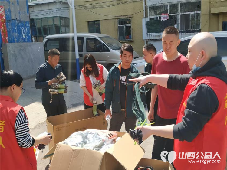 情系困境儿童爱心温暖捐助 太原市志愿者小分队募集到的各种鞋子打包发给贫困学生 - 第13张