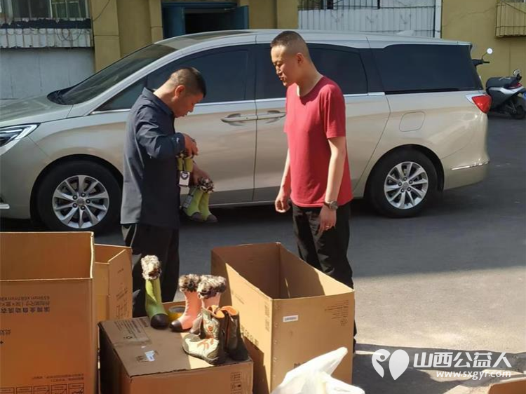 情系困境儿童爱心温暖捐助 太原市志愿者小分队募集到的各种鞋子打包发给贫困学生 - 第24张