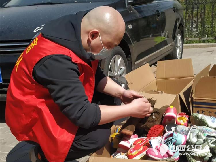 情系困境儿童爱心温暖捐助 太原市志愿者小分队募集到的各种鞋子打包发给贫困学生 - 第8张