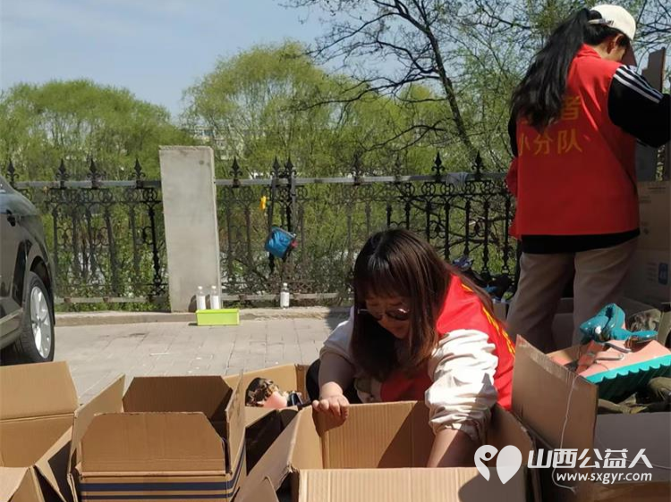 情系困境儿童爱心温暖捐助 太原市志愿者小分队募集到的各种鞋子打包发给贫困学生 - 第23张
