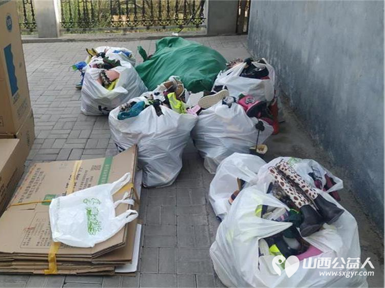 情系困境儿童爱心温暖捐助 太原市志愿者小分队募集到的各种鞋子打包发给贫困学生 - 第15张