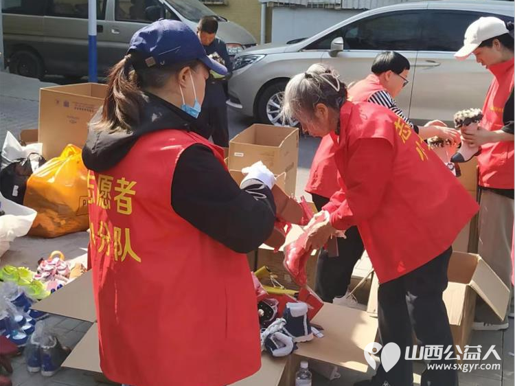 情系困境儿童爱心温暖捐助 太原市志愿者小分队募集到的各种鞋子打包发给贫困学生 - 第18张