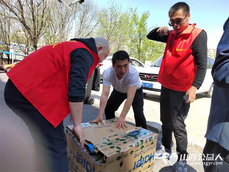 情系困境儿童爱心温暖捐助 太原市志愿者小分队募集到的各种鞋子打包发给贫困学生 - 第17张