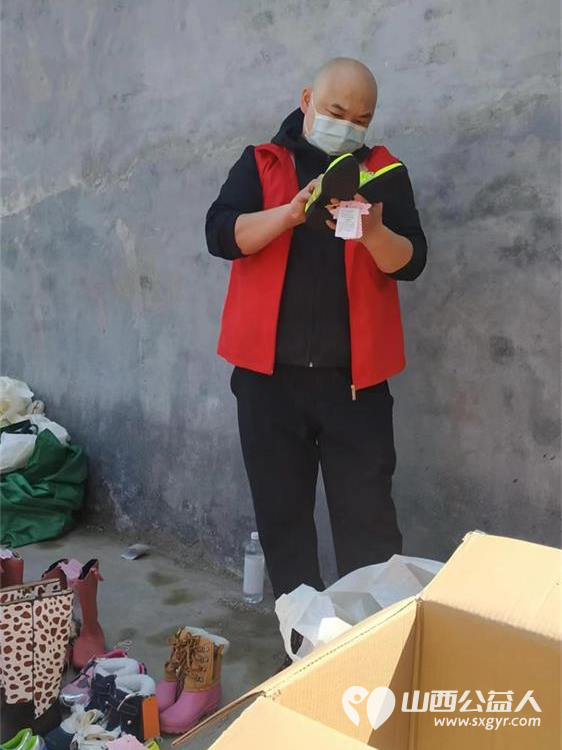 情系困境儿童爱心温暖捐助 太原市志愿者小分队募集到的各种鞋子打包发给贫困学生 - 第30张