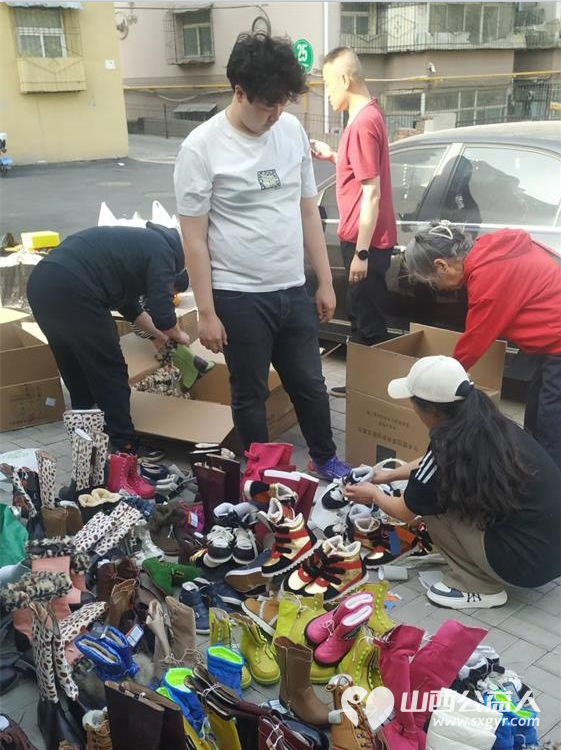 情系困境儿童爱心温暖捐助 太原市志愿者小分队募集到的各种鞋子打包发给贫困学生 - 第27张